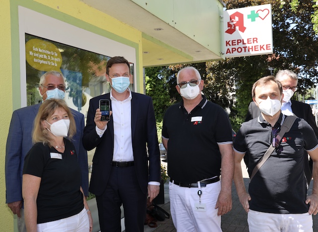 Ministerpräsident des Saarlandes erhält Digitalen Impfpass in der Kepler Apotheke